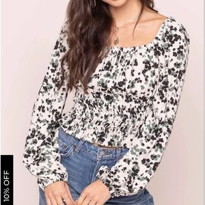 ASTR The Label LONG SLEEVE SQUARE NECK SMOCKED TOP